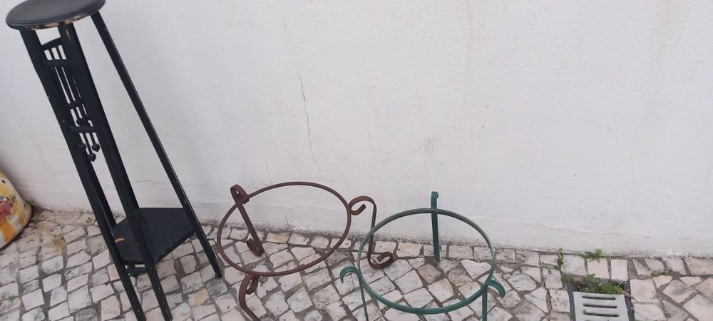 Vários suportes para vasos em madeira e em metal