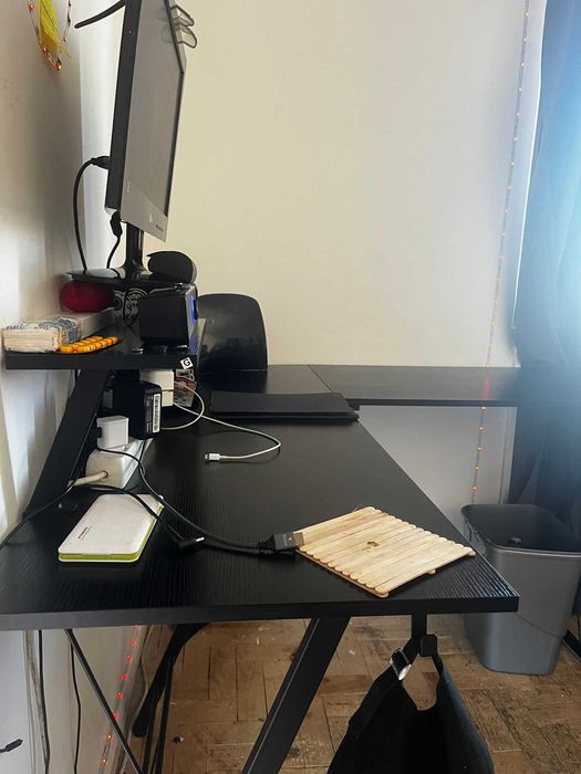 Desk em L + Cadeira + Ventilador + Cortina Blackout + 2 monitores 24"