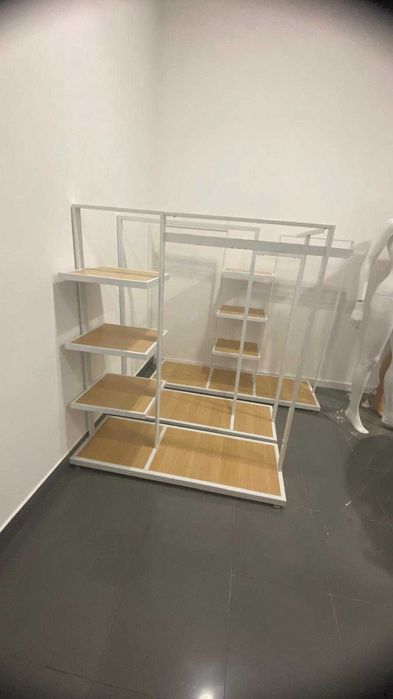 Manequins e Estantes de Loja – Fecho de Comércio