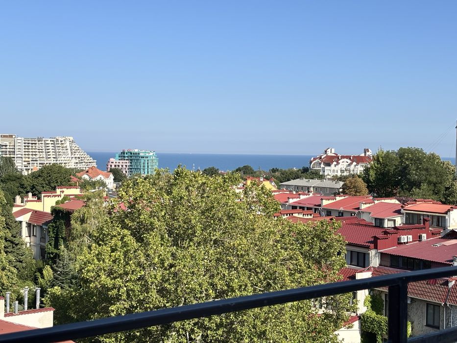 Пентхаус з ремонтом з видом моря та власною терассою в районі Аркадії.