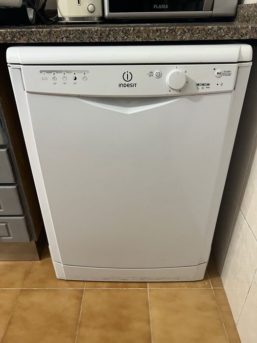 Máquina Lavar Loiça Indesit DFG 15B10