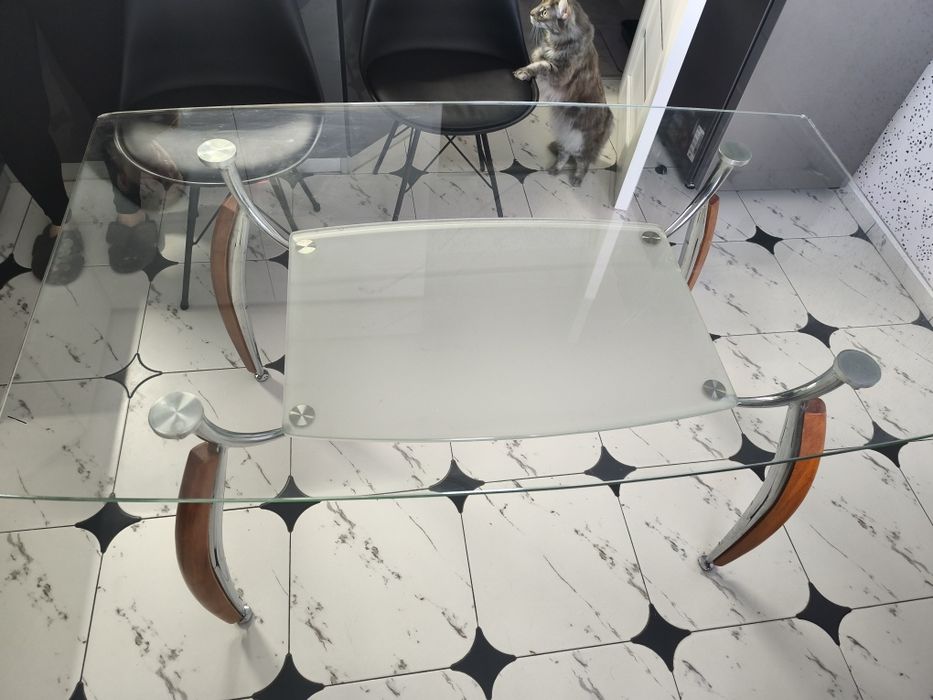 Стіл кухонний. Скляний.