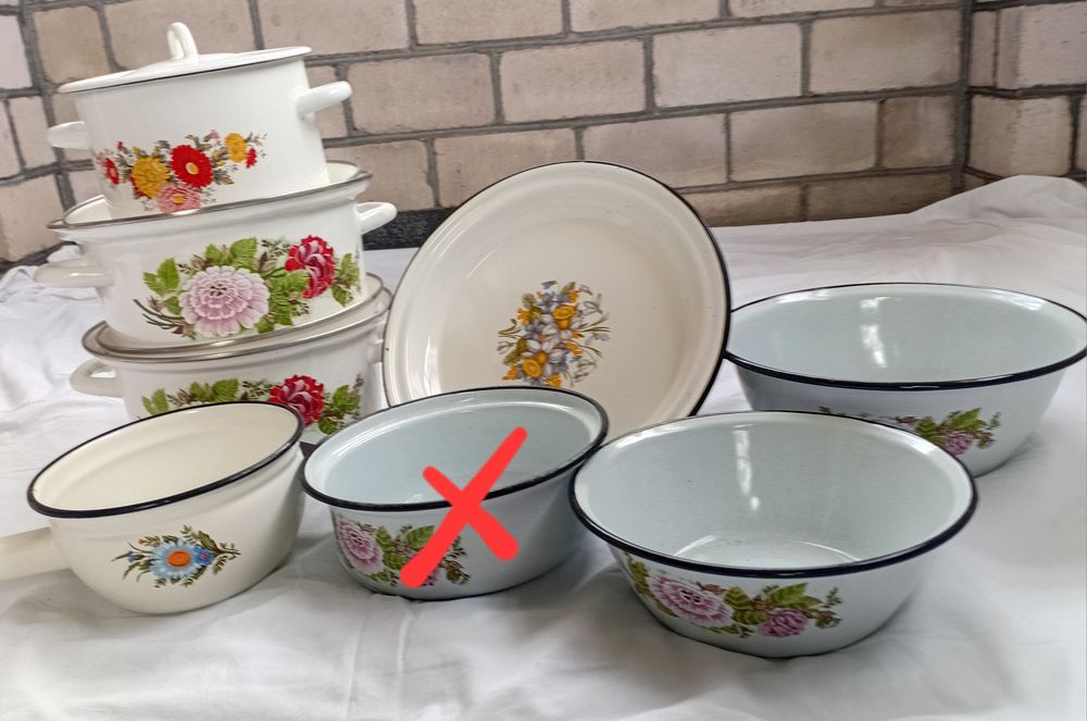 каструлі ,миски,друшляк, ковшик,блюдо емальовані