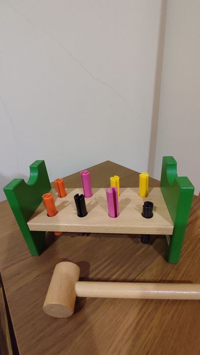 Brinquedo em madeira para martelar