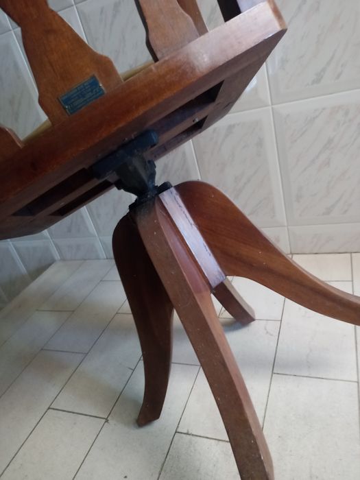 Cadeira anos 20/30 madeira maciça rotativa