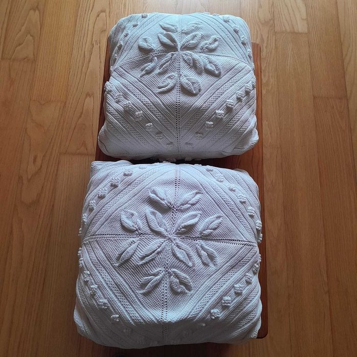 Par de almofadas completas - Renda branca feita à mão (35×35 cm)