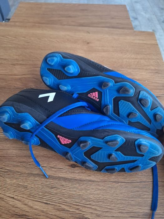 Buty piłkarskie korki adidas