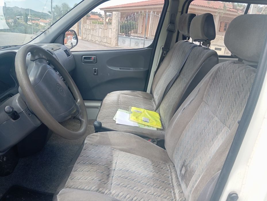 Toyota HiAce 9 lugares