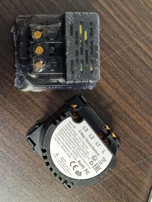 Biały panel z przełącznikiem dotykowym i gniazdem elektrycznym