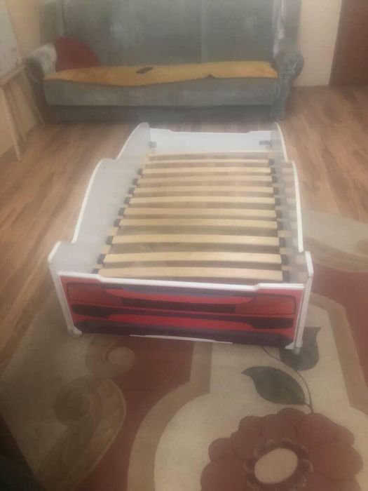 Дитяче ліжко-машина б/у, середній стан + матрац губка