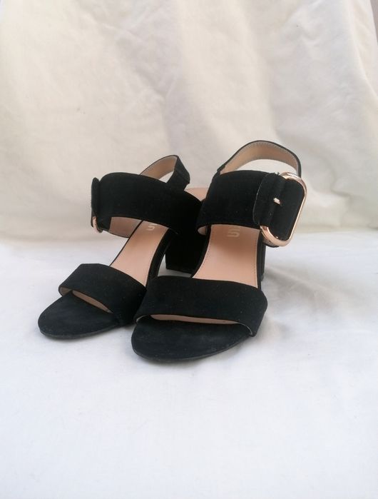 Sandálias Pretas com Salto