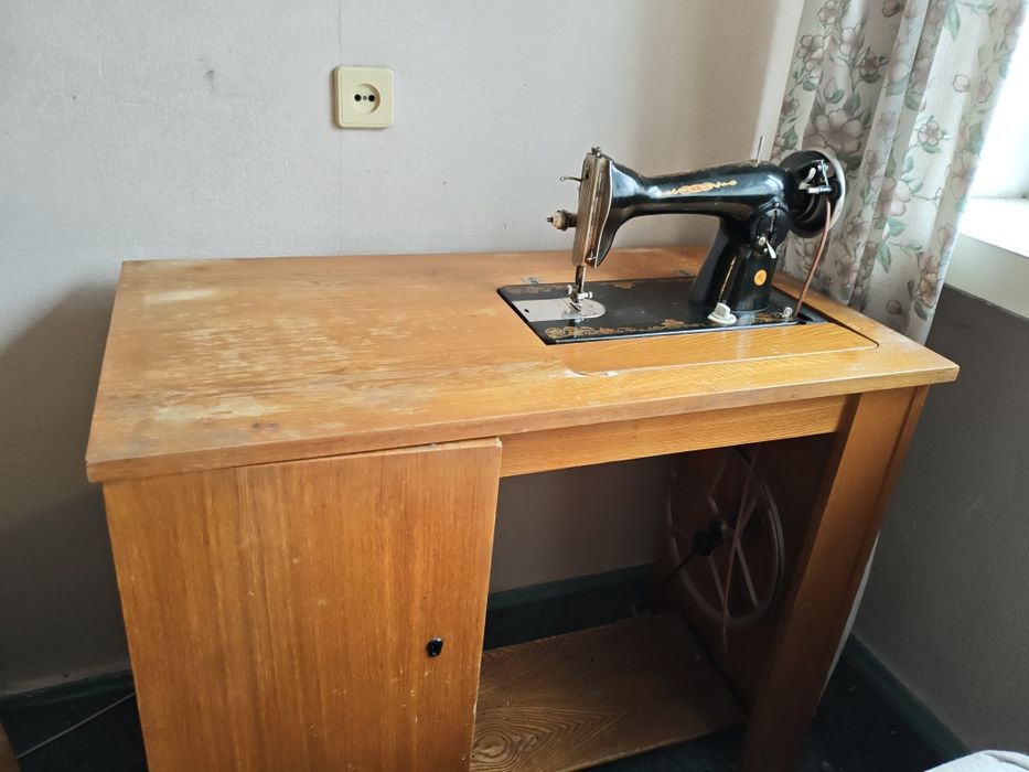 Швейна машина стол