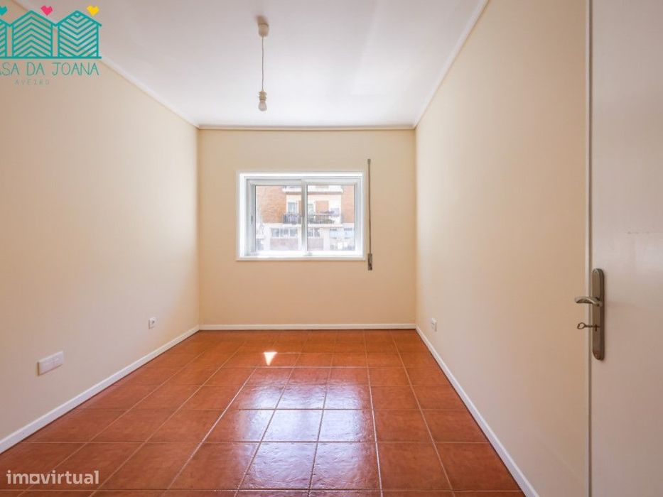 Apartamento T3 com Garagem Fechada em Esgueira