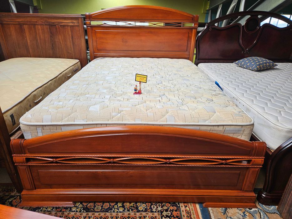 Cama em madeira maciça com estrado e colchão Mol