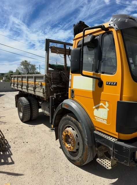 Camião pesado Mercedes Benz tri-báscula com grua