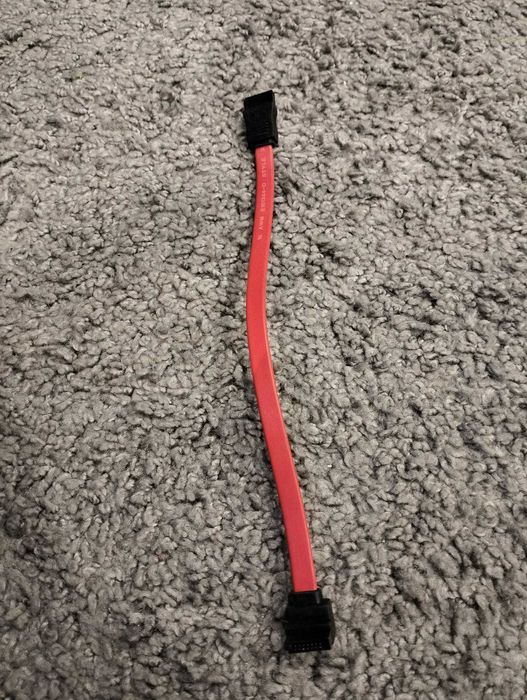 Kabel SATA 22 centymetry czerwony kątowy