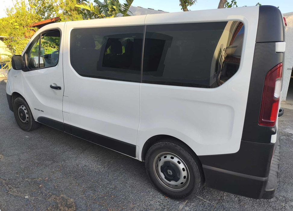 Carrinha Renault Trafic 9 lugares