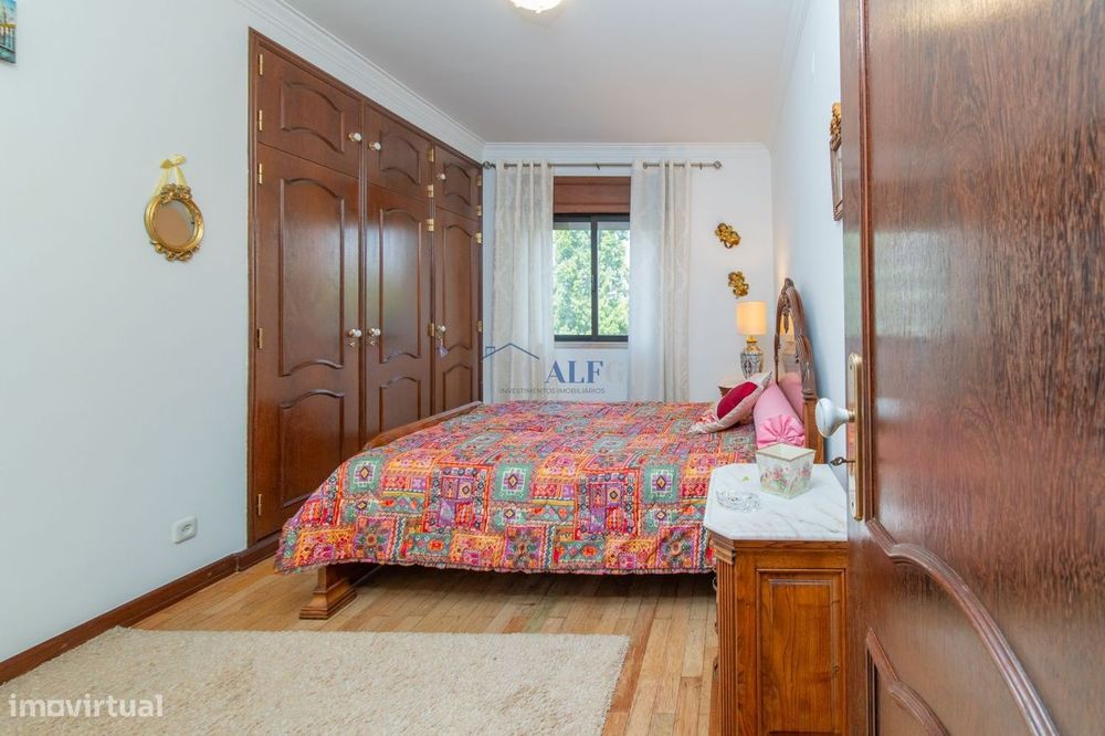 Arrendamento de um quarto em apartamento T3 em Algés junto a escolas