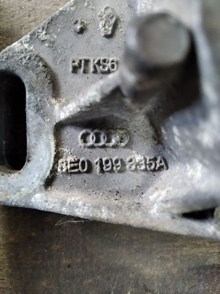 Кронштейн подушки опоры двигателя передней VW Passat B5 Audi A4 A6