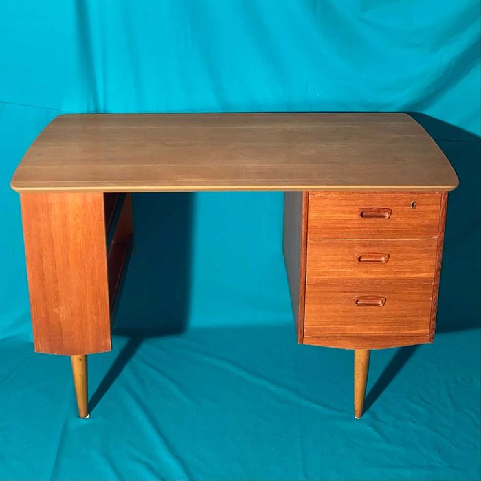 Duńskie biurko teakowe vintage lata 70 po renowacji