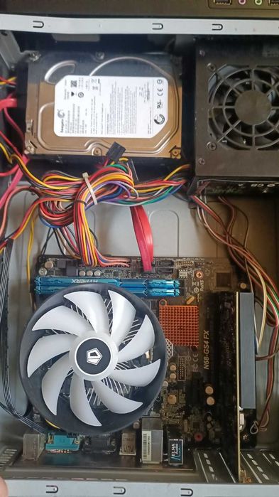 Системний блок с монитором и клавиатурой