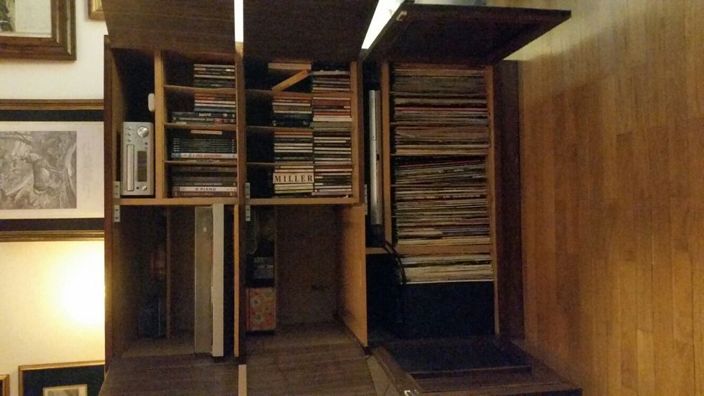 Móvel vintage para radio e gira-discos