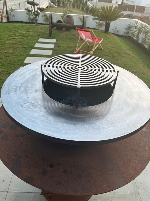 Grelhador a lenha estilo Ofyr com chapa de cozinhar (Braseiro de Jardim)