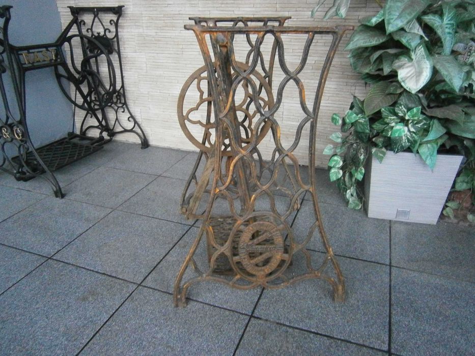 Stare nogi od maszyny do renowacji.