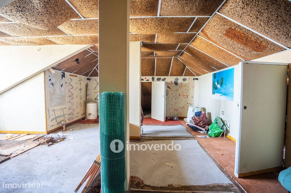 Moradia T4 mais Anexo T1, com jardim, na Caparica
