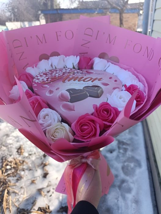 Букети з цукерок та мильних квітів, подарунок до свята весни