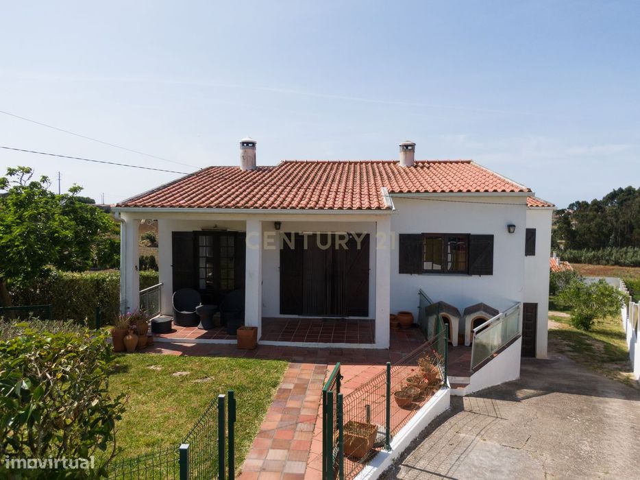 Moradia t3, requalificada, com 1000m2 de terreno a 5 min da praia de S