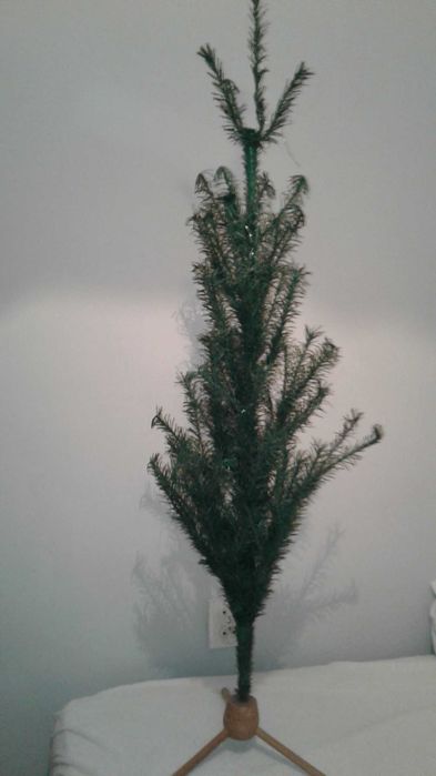 Choinka sztuczna świąteczna zielona oraz stojak.