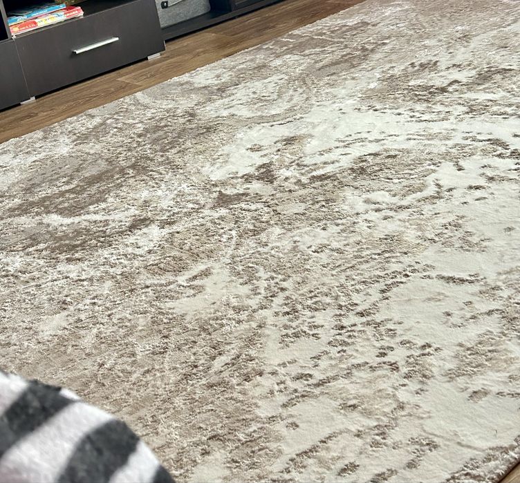 Продам стильний,красивий,нідний ковер(килим)  3 на 2