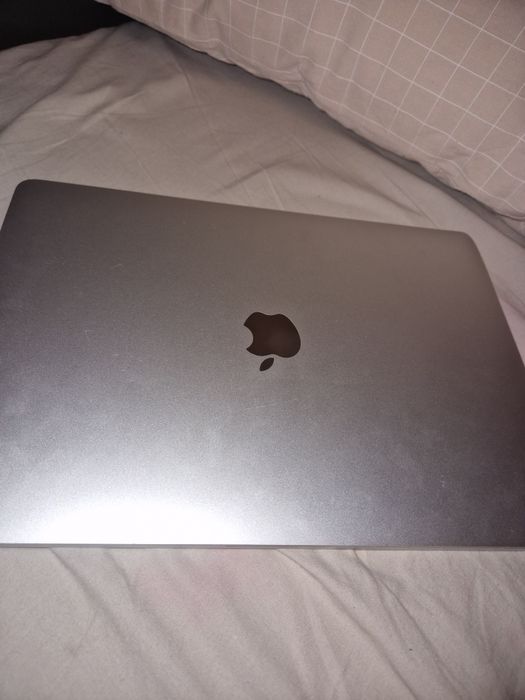 zamienie za ipad a16 lub sprzedam  MacBook Pro i5 / 8GB / 2020 rok - macOS Sequoia