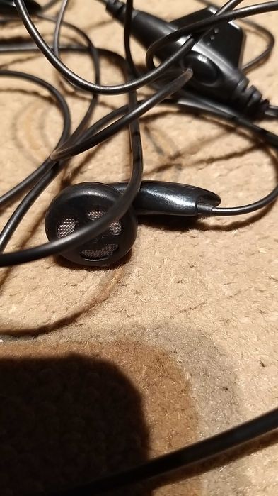 auriculares com fio e suporte para prender