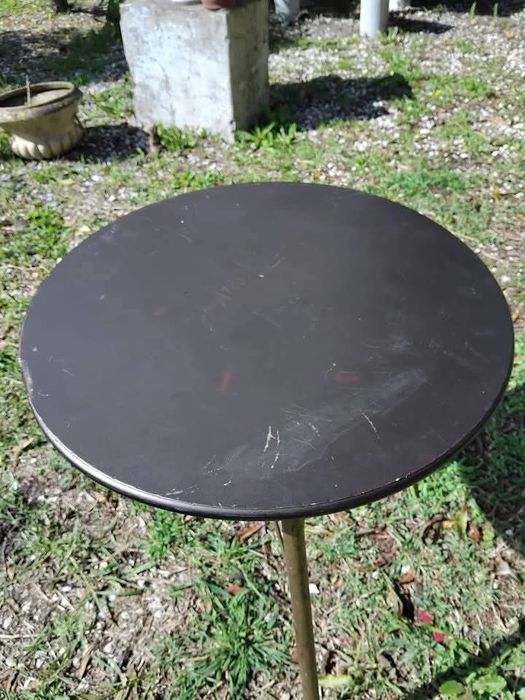 Mesa e cadeiras em chapa