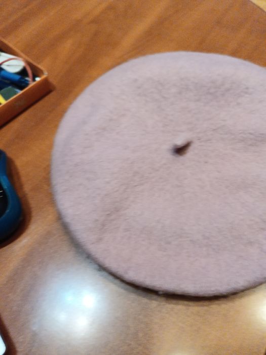 Beret w kolorze pudrowego różu,nowy.