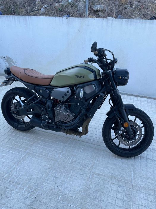 XSR 700 com estilo Cafe-racer/militar