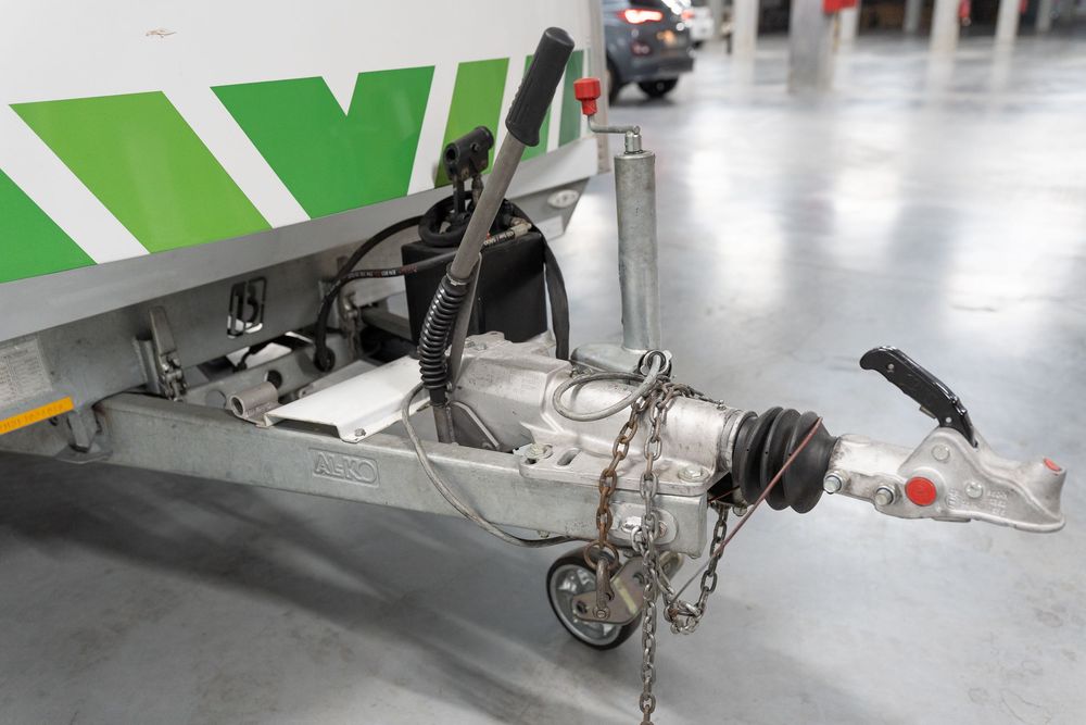 Reboque fechado para transporte de carros de luxo; rally; Velocidade