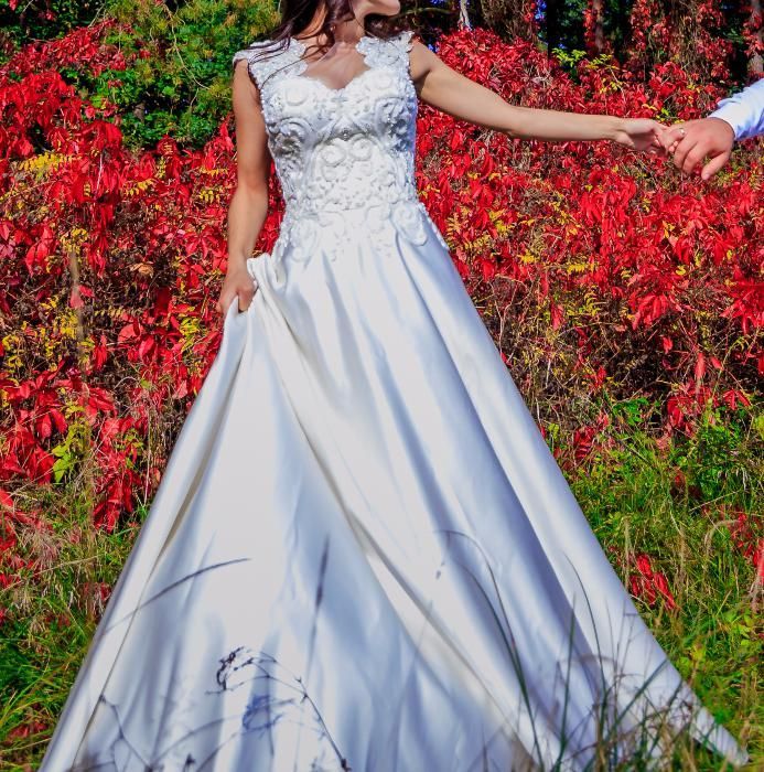 продам весільну сукню