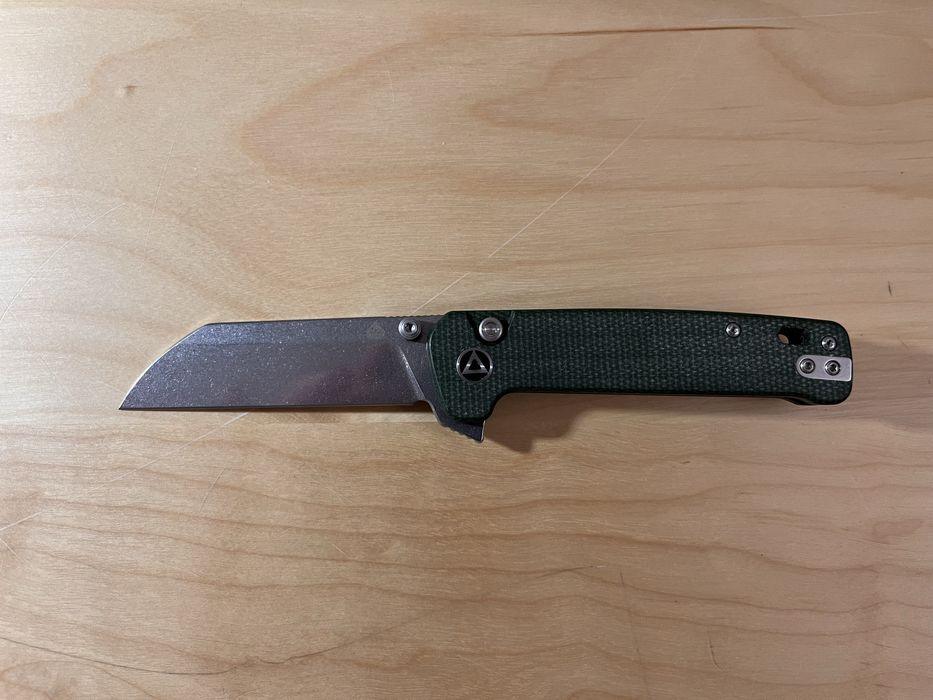 Nóż składany QSP Knife Penguin QS130BL-C1 Button Lock Stonewashed 14C28N Green Micarta