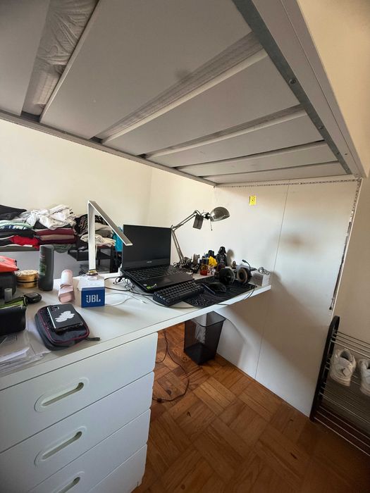 Cama Alta IKEA SMÅSTAD com Secretária de 4 gavetas e Roupeiro