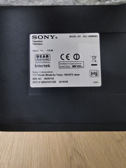 TV Sony com defeito, para peças. Tem comando de origem e cabos de energia .
