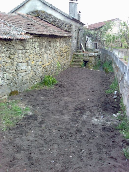 Casa antiga de pedra para recuperar
