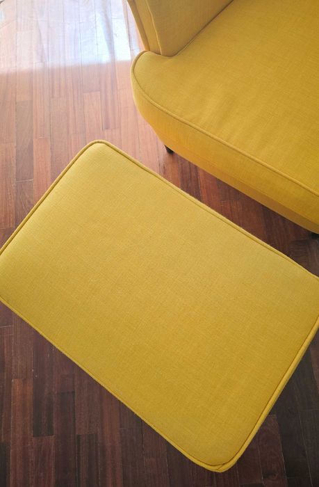 Poltrona IKEA com apoio de pés – Amarelo mostarda