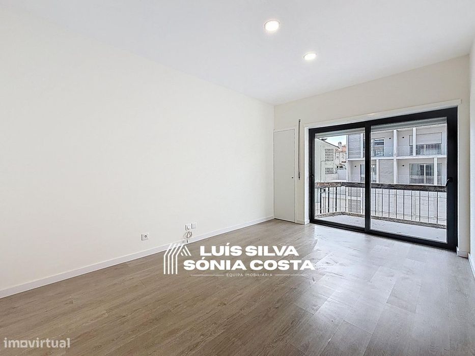 Apartamento T4 Totalmente Remodelado com 2 Varandas e Elevador –...
