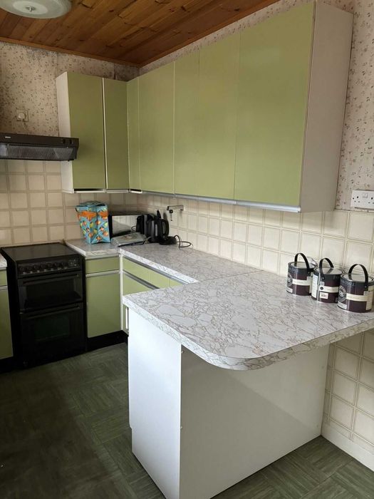 Vários armários de cozinha em bom estado