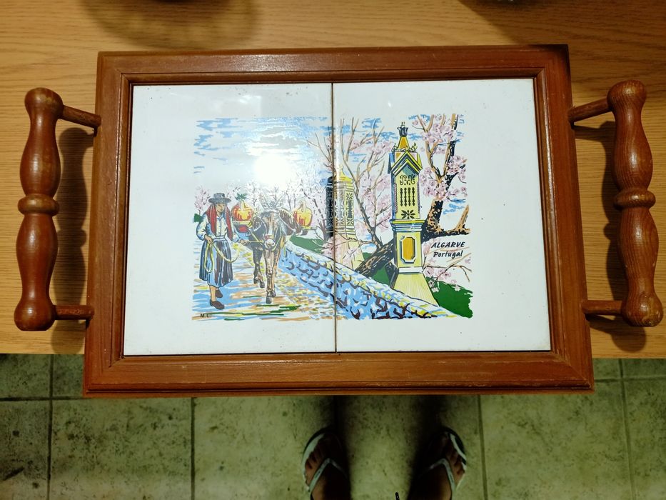 Tabuleiro de madeira revestido com azulejo do Algarve