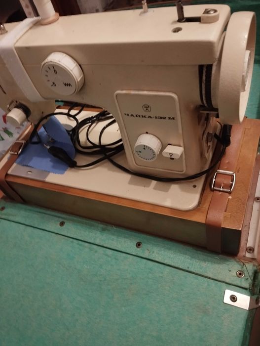 Продам швейну машинку