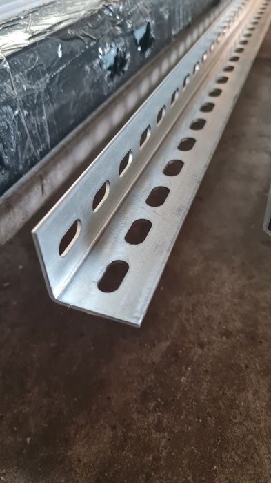 Kątownik perforowany ocynkowany 35x35 2mm 2mb 3mb metalowy dziurkowany
